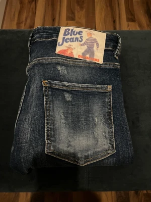 Jeans - Dsquared2  - Säljer dessa snygga Dsquared2 jeans som är icke autentiska för endast 449kr! de är i väldigt fint skick och oanvända. Passar dig som är mellan (170-180cm) lång. 
