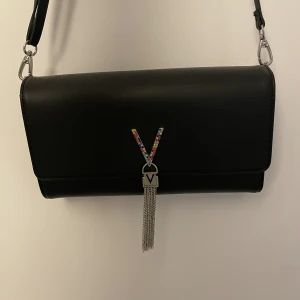 Valentinoväska - Äkta Valentinoväska, stor och i nyskick, använd bara ca 2 ggr och köptes för 800kr Skriv för fler bilder😊