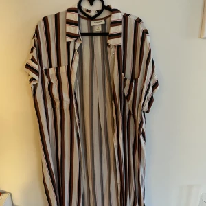 Skjortklänning.  - Använt men fint skick. Pris exl. Frakt. Betalning innan leverans. 