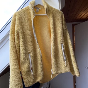 Gul fodrad jacka MONKI - Lys upp☀️ med denna gul- tunn fodrade jackan som är sparsamt använt. Nypris 460kr! Stor i storleken 🎀 Exklusive frakt. 