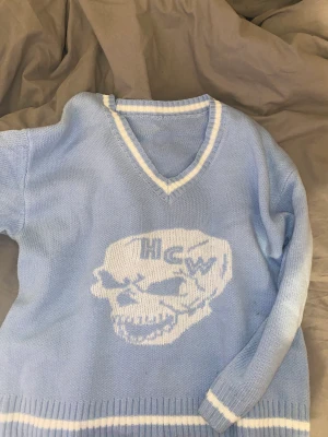 Tjocktröja med tryck  - Köpte den vintage så ingen aning vart den är ifrån men känns som helt ny (skick= som helt ny) den är storlek M men passar mer som M/S