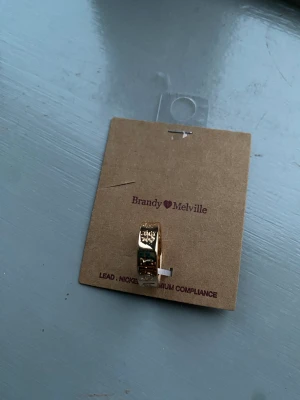 Brandy Melville ring - Helt ny guldig Brandy Melville ring med text på. Perfekt skick.