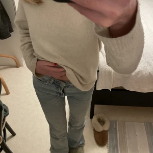 Ljusblåa jeans - Säljer även dessa mid waist jeans från Gina❤️ Köparen står för frakt