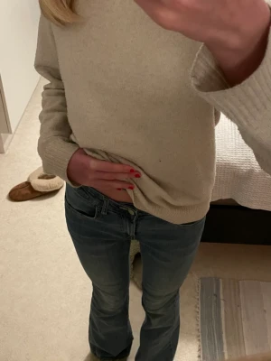 Låg midjade bootcut jeans - Säljer dessa bootcut jeans från Cubus❤️dom är i storlek 164 men passar mig som är storlek 32 Köparen står för frakt 