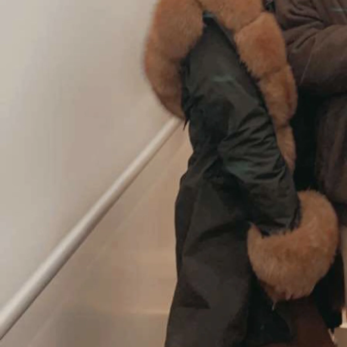 Svart Jacka med brun päls. - 90