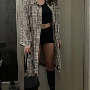 Kappa - Viskos kappa från Zara använd ett få tal gånger i fint skick 🧥🤍 Perfekt till höst, vår och sommarkvällar 