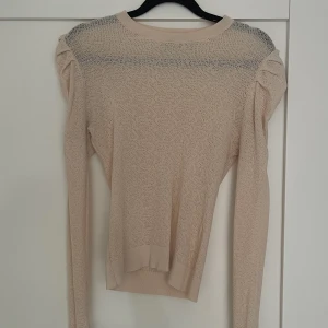 Topp Zara - Suuuuper fin topp med puffärmar i spetsliknande stretch material!! st:S