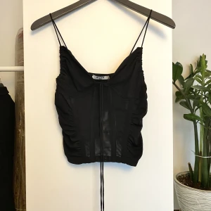 Mesh Top - Oanvänd mesh topp från NaKd i storlek XS (passar även S). Prislapp kvar, finns ej på hemsidan längre