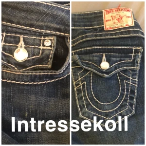JÄTTE SNYGGA True religon jeans  - Jättefina true religon jeans med ”diamant”detaljer i storlek 24, har haft dom sen sommras men fortfarande i väldigt fint skick och tänker att jag kan sälja de och köpa nya❤️