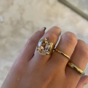 Caroline svedbom ring  - Caroline svedbom ring i färg guld och rosé. Som nyskick. Justerbar storlek därav passar alla.  Nypris:795kr