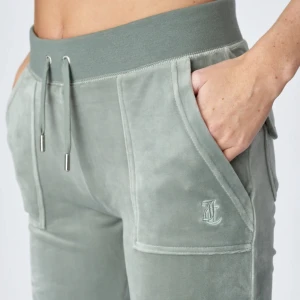 Juicy Couture  - Säljer mina juicy mjukisar då dem inte kommer till användning. Köpta sommaren 22 för 1100kr   ⚠️Byxorna är uppsydda eftersom dem var för långa på mig men passar perfekt nu, jag är 158cm lång.⚠️Kontakta mig om du har funderingar eller vill ha mer bilder🫶🏻