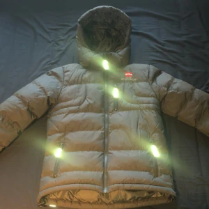 Tuxer Jacka - Använd och bra skick, några reflexer och är varm.