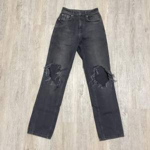 Säljer dessa svarta högmidjade straight jeans från NAKD med hål. Klippte hål på sidorna för att lägga resårband eftersom midjan var för stor men går att sy ihop.😊