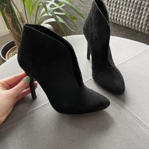 Klackskor i mockaimitation  - Svarta klackskor från NLY trend. Sparsamt använda. Storlek 37.