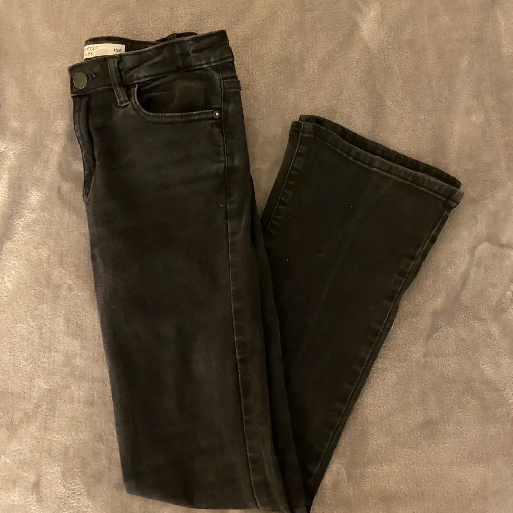  Svarta bootcut jeans medel till lågmidja, nästa aldrig använda . Jeans & Byxor.