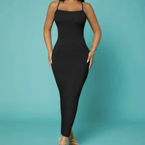 Svart lång klänning  - Helt ny oandvänd långklänning 