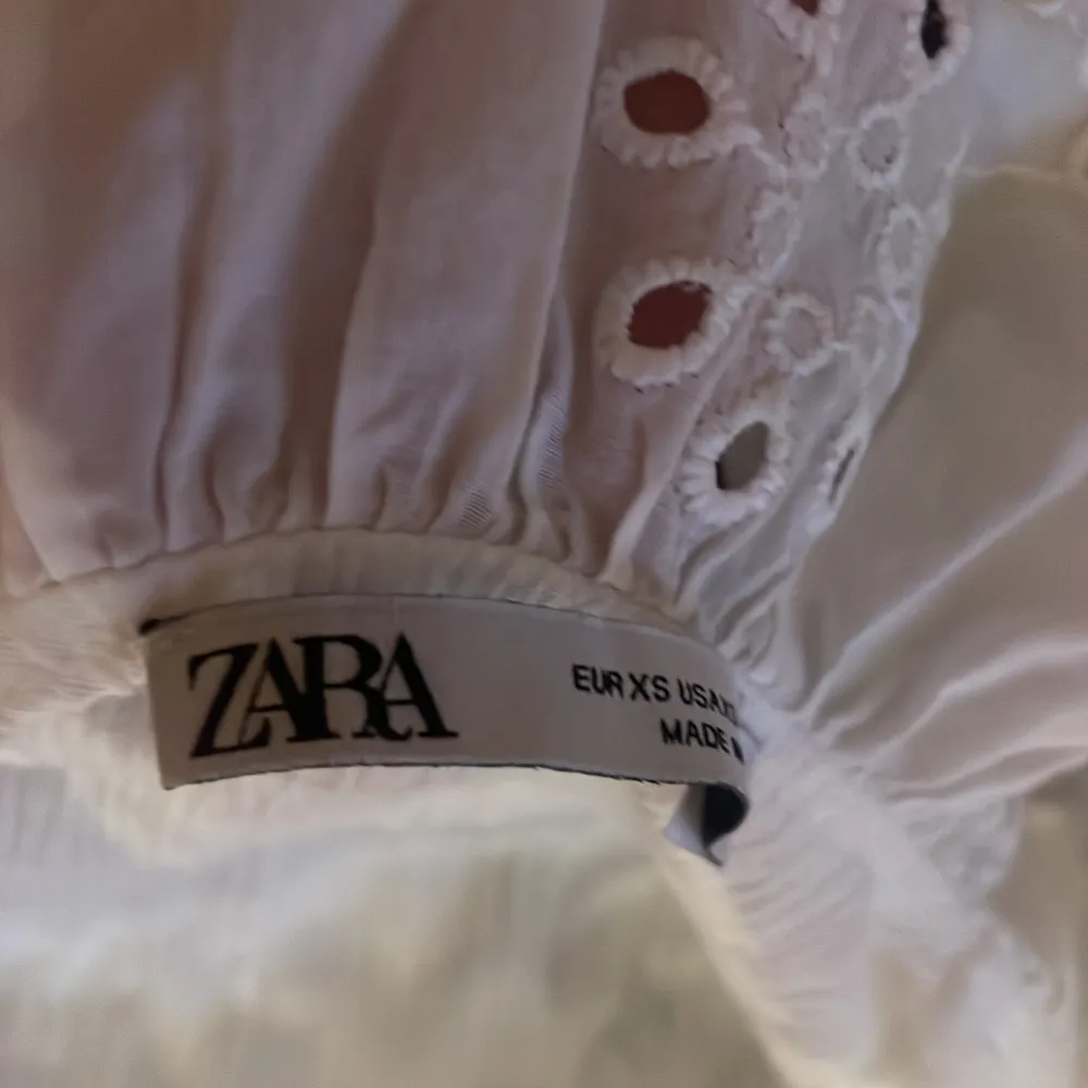 Säljer denna HELT oanvända klänningen från Zara. Den är oanvänd då den var alldeles för liten för mig men den passar nog dig som har xs.. Klänningar.