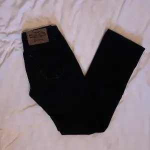 Säljer nu mina crocker jeans då de inte kommer till användning. Dessa är ett par 90s jeans och de sitter midwaisted.