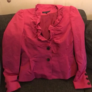 Axelvadd jacka  - Rosa kavaj med axelvadd och knappar