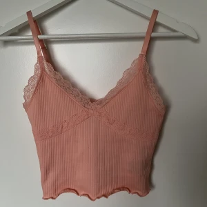 Rosa linne - Suuperfint rosa spetslinne från h&m i nyskick!! Storlek XS!! Pris kan diskuteras💗