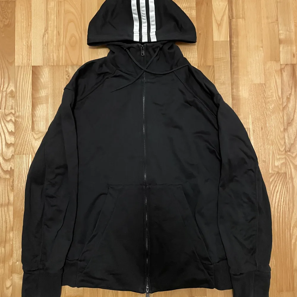 Y-3 hoodie med dragkedja, tre streck på luvan och modelegenden YOHJI YAMAMOTOs namn på ryggen. Mkt bra skick och passar till allt. Storlek S men passar som M/L.. Hoodies.