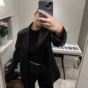 Kavaj - Kavaj i skinnimitation! Jättesnygg från berska. Nypris 599. Skriv för mer info!❤️