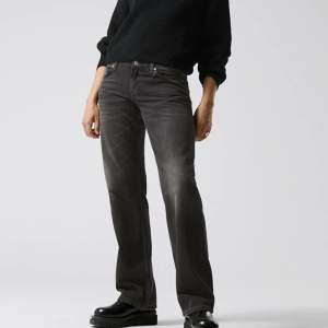 🌩️Säljer dessa lågmidjade jeansen från weekday i modellen arow low. Färgen är grå/svart 💛