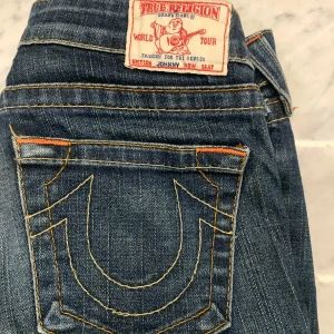True Religion jeans! - Säljer mina favorit jeans för att jag behöver pengar! Det är äkta true religion jeans! De är lågmidjade! De är straight leg men går ut lite där nere så absolut inte skinny. Midjemått=75-80 Innerbenslängd=73-77 obs liten fläck