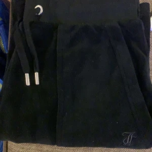 Juicy couture sett  - säljer juicy sett för 1300. Köptes från kidsbrandstore. Storlek 14/15 passar xs, passar mig som är 155-166! Jätte bra skick/nytt. Vid frågor e de bara att skriva. Vill ni ha fler bilder på de så skickar jag gärna. Pris diskuteras vid snabb affär❤️