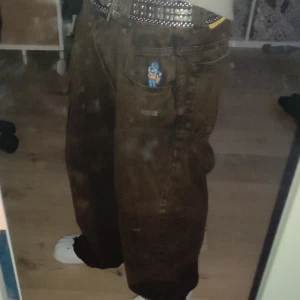 Polar bruna 93or - Dem är i bra kvalite, dem är dock klippta längst ned på grund av dem var för långa för mig men förutom det så är dem inte slitna. Dem är mycket baggy. Köpte dem för 1300kr så pga att dem är klippta längst ned så säljer för billigare 