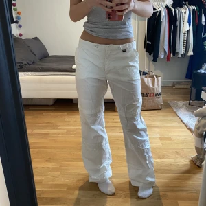 Cargo pants - Skitcoola cargopants liknande byxor🤍 sitter superfint o lågmidjat, jag är ca 170cm o de är bra i längden på mig!!  Hör av er vid frågor eller fler bilder!