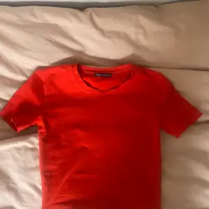 Säljer denna fina röda t-shirt från zara  i storlek xs som jag bara använt ett fåtal gånger. Jättebra skick. Original pris 200kr