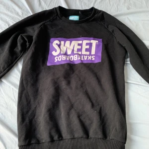 ? - snygg sweet sktbs tröja. bra skick och inte så jätteanvänd. vet inte storlek då det inte står men den är oversized på mig som är 165.