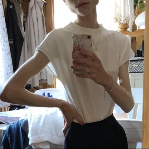 Feminin T-shirt - Från Fransa, köpt på Åhléns. 