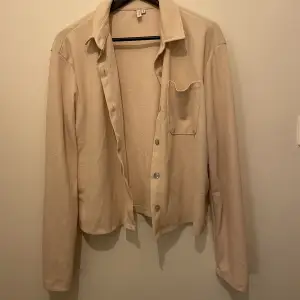 Ljus/beige skjorta från Nelly. Lite lösare i modellen. Knappt använd. 