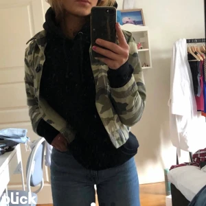 Kamouflage jacka - En superfin kamouflage jacka i fint skicka som är super fin nu till våren❤️säljer pga att den inte kommer till användning längre❤️(lånade bilder)