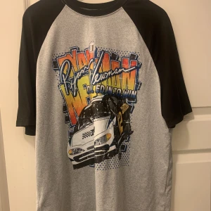 Over sized t-shirt  - Super bekväm men väldig over sized, andlendning är att det inte riktigt är min stil längre 