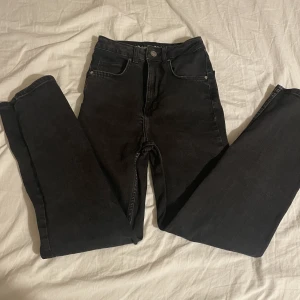 Straight jeans - Säljer dessa super fina jeans från bikbok i storlek W24 L32. Säljer dom pga att dom är för små. Dom är i bra skick. Köparen står för frakten. Betala med Swish. Konstanta mig vid frågor eller fler bilder!💕