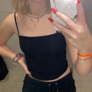 Linne - Fint basic svart linne som är förlåtet för mig. Det är väldigt bekvämt menar kan tyvärr inte spänna in axelbanden. Kan mötas upp i Stockholm eller posta. Frakten ingår i priset❤️