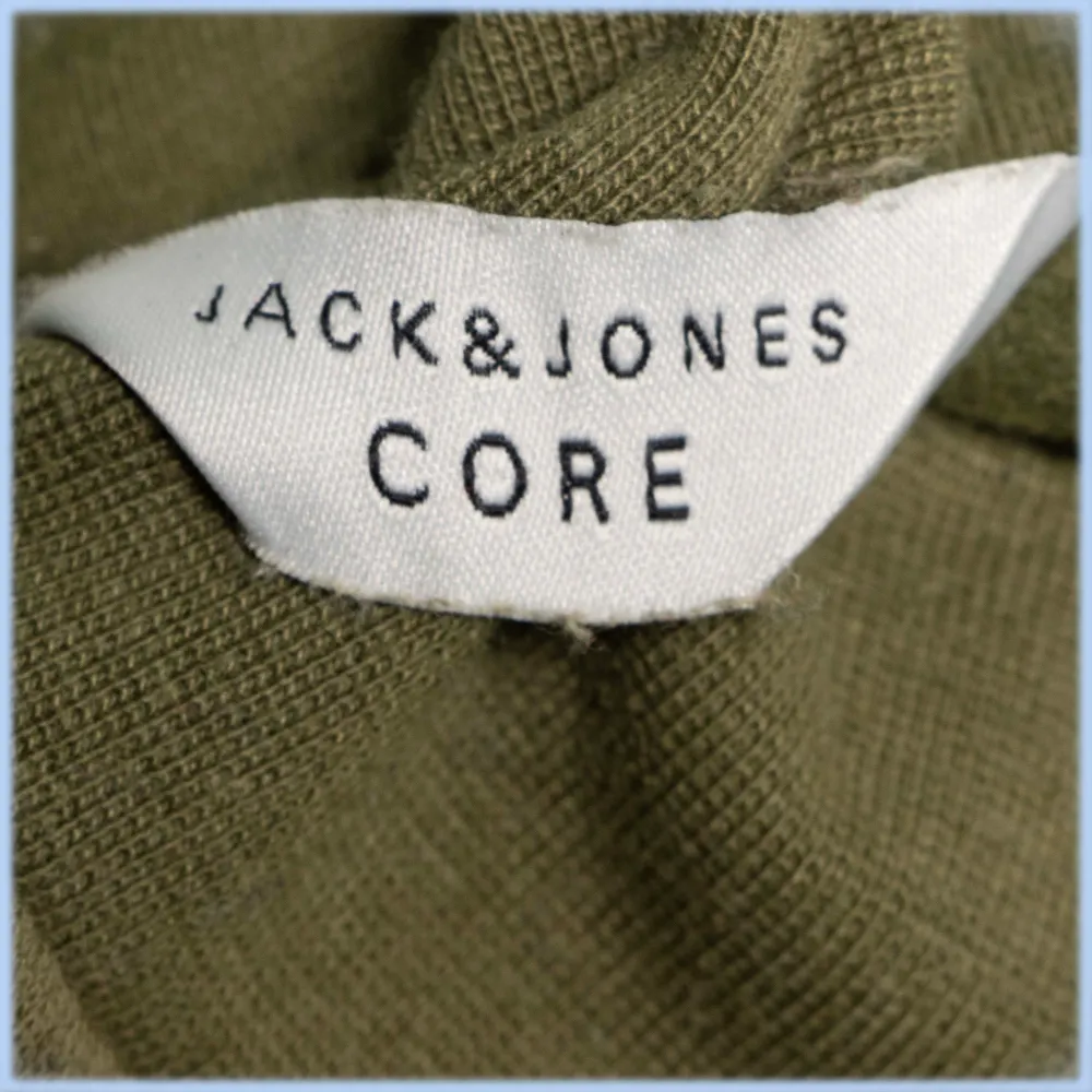 GRÖN JACK & JONES HOODIE STORLEK: M NYPRIS: 400 MÄRKE: Jack And Jones SKICK: Lätt missfärgning i krage, övrigt mycket bra skick MÅTT: PTP: 45cm ARM: 52cm. Hoodies.