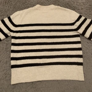 Stickad tröja - Randig stickad tröja från hm köptes för ett år sen. Har inte använts mycket  Frakten är 24kr 💗