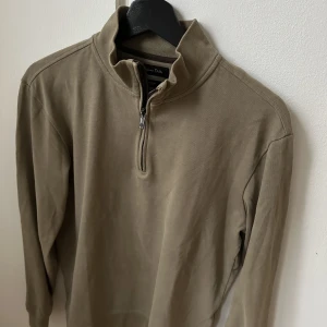 Massimo Dutti, Zipshirt, Strl S - Fint skick. Säljs pga för liten för mig. Strl S.