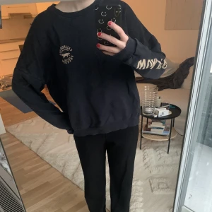 Pull&Bear Sweatshirt  - Superfin mörkblå sweatshirt från Pull&Bear, köpt i Teneriffa. Är mer åt de bagge hållet. Köparen står för frakten.