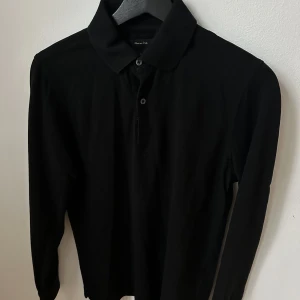 Massimo Dutti, Långärmad Piké, Strl S - Fint skick. Säljs pga för liten för mig. Strl S.