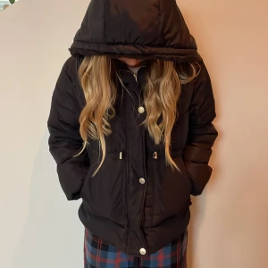 Zara vinterjacka 152 - Svart Zara vinterjacka med mjuk fleece i luva. Nyskick. 