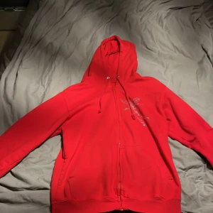 Röd boneless tröja - En jättefin röd zip hoodie som är från boneless clothes, har använt den ungefär 5 gånger men den är i jättefint skick. Storlek S den passar folk som är runt 160-172.