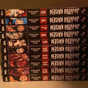 Jujutsu Kaisen  - Säljer min jjk-samling, då jag inte längre är intresserad av serien. Alla böckerna är köpta 2022 och är i nyskick. Köpta på Science- Fictionbokhandeln. Kontakta mig ifall du vill ha fler bilder eller diskutera pris😊 (köparen står för frakt-spårbart 109kr)