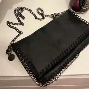 Svart Stella McCartney väska🖤 cross body väska men kan även användas som shoulder väska! 🤍 var längesen den köptes så har tyvärr inga kvitton, dustbag eller sådant kvar och även därav pris🤍