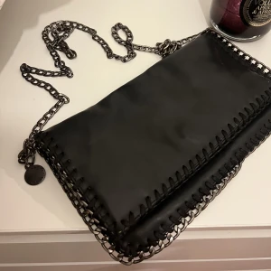 Stella McCartney väska - Svart Stella McCartney väska🖤 cross body väska men kan även användas som shoulder väska! 🤍 var längesen den köptes så har tyvärr inga kvitton, dustbag eller sådant kvar och även därav pris🤍