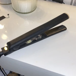 Plattång  - Säljer min plattång då jag knappt använder den! Använd mindre än 10 ggr! Ser knappt använd ut! Denna plattång går ej att få tag på via internet utan säljs bara på vissa frisörsalonger köpt för ca 600kr